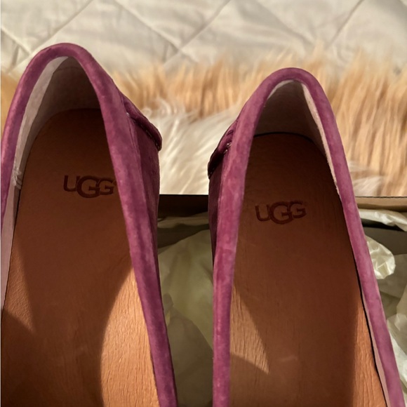 UGG LADIES SUEDE LOAFERS. - Picture 2 of 5